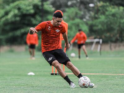 Hugo Fernández, futbolista de Libertad, en un entrenamiento del plantel.