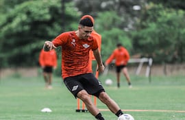 Hugo Fernández, futbolista de Libertad, en un entrenamiento del plantel.