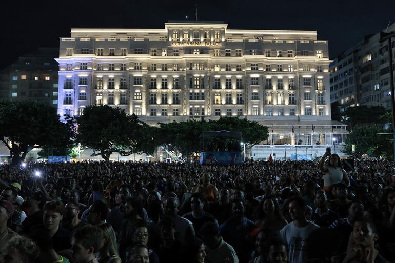Miles de personas acudieron al ensayo de Shakira frente al Copacabana Palace de Río de Janeiro.