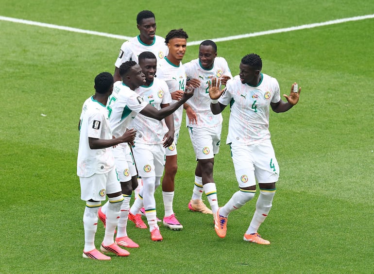 Habib Diarra de Senegal celebra con sus compañeros de equipo tras anotar el primer gol de su selección durante el partido del Grupo I de la Copa Mundial de la FIFA 2026 entre Senegal e Irak en el Toronto Stadium.