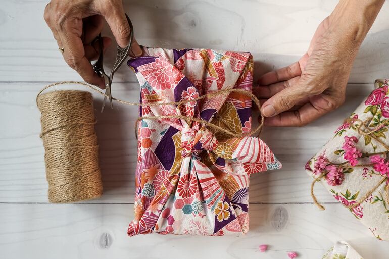 Furoshiki, una forma japonesa de envolver regalos y evitar el desperdicio.