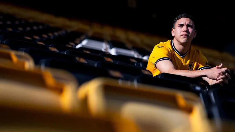 Enso González durante llegada, revisión médica y presentación como refuerzo de Wolverhampton.