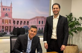 Santiago Peña firma el decreto sobre el nuevo feriado del 20 de junio en su despacho.