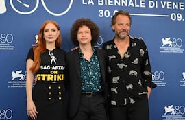 El cineasta mexicano Michel Franco (centro), junto a los actores de su película "Memory": Jessica Chastain y Peter Sarsgaard. El filme es uno de los principales candidatos al León de Oro en Venecia.