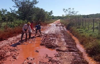 Pobladores de la compañía Aguai’y solicitan el mejoramiento del camino vecinal, que actualmente se encuentra intransitable.
