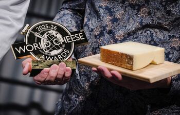 Una fotografía tomada el 13 de noviembre de 2025 muestra el queso ganador del primer premio de los World Cheese Awards, un Gruyere AOP special de más de 18 meses presentado por el quesero suizo Hitz Pius, de la compañía quesera Vorderfultigen, durante la 37ª edición de los World Cheese Awards, organizados por el Guild of Fine Food, en Berna, Suiza.