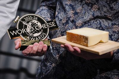 Una fotografía tomada el 13 de noviembre de 2025 muestra el queso ganador del primer premio de los World Cheese Awards, un Gruyere AOP special de más de 18 meses presentado por el quesero suizo Hitz Pius, de la compañía quesera Vorderfultigen, durante la 37ª edición de los World Cheese Awards, organizados por el Guild of Fine Food, en Berna, Suiza.