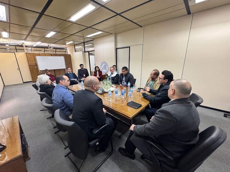 Miembros de la Asociación de Mineros de Paso Yobái se reunieron con la Superintendencia del BCP.