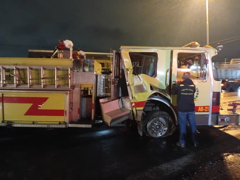 Tres bomberos resultaron heridos este lunes tras protagonizar un accidente sobre la ruta PY03 cuando se dirigían a asistir a una persona involucrada en otro percance vial.