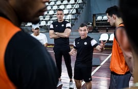 El técnico Juan Feliú en el entrenamiento de Olimpia Kings.