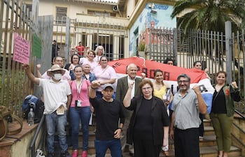 Juana Moreno (c) junto a pacientes oncológicos protestando frente al Ministerio de Salud.