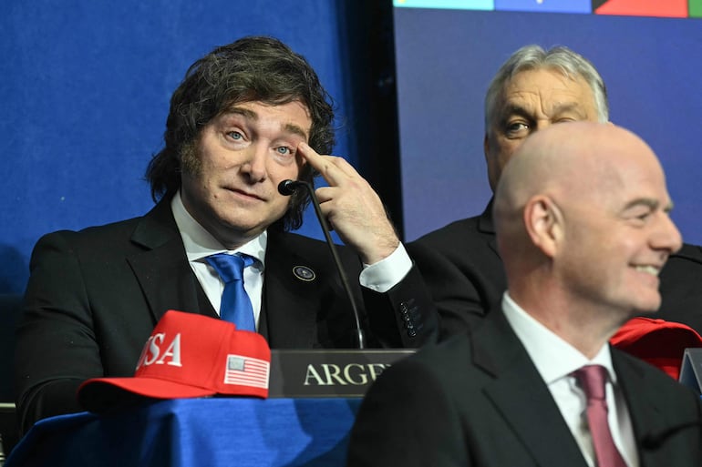 El presidente de Argentina, Javier Milei (i), junto al húngaro Viktor Orban (atrás a la der.) y el presidente de la FIFA, Gianni Infantino.