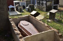 Imágenes del Cementerio de Este. Reportaron aparentes "explosiones" de cadáveres por malos procedimientos funerarios.