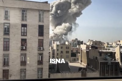 Una columna de humo emerge del centro de Teherán tras un ataque israelí este sábado.