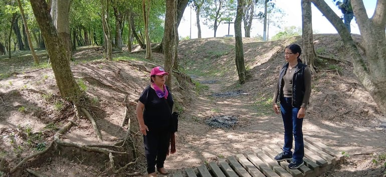 La historiadora y gestora cultural Vicenta Miranda Ojeda y la intendente de Humaitá Telesfora Villalba recorren las trincheras de Curupayty.