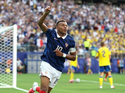 Kylian Mbappé #10 de Francia celebra tras anotar el tercer gol de su equipo durante el partido de dieciseisavos de final de la Copa Mundial de la FIFA 2026 entre Francia y Suecia en el New York New Jersey Stadium.