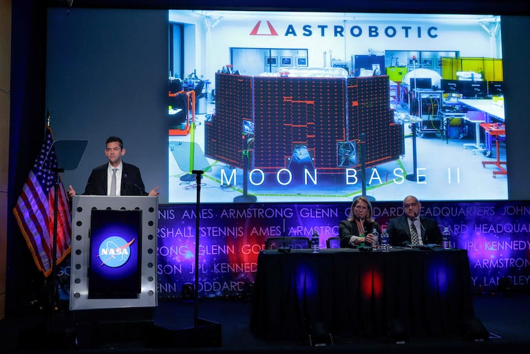 El administrador de la NASA, Jared Isaacman (izq.), habla durante una conferencia de prensa sobre los planes para establecer una presencia permanente en la superficie lunar junto con la administradora asociada interina de la Dirección de Desarrollo de Sistemas de Exploración, Lori Glaze (centro), y el director ejecutivo del Programa Base Lunar, Carlos García-Galán, en la sede de la NASA en Washington, DC, el 26 de mayo de 2026.