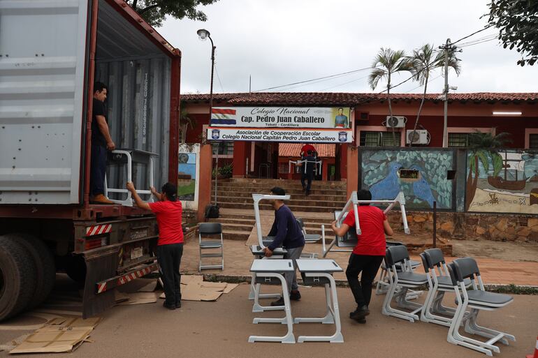 Entrega de pupitres chinos en una escuela pública de Tobatí.
