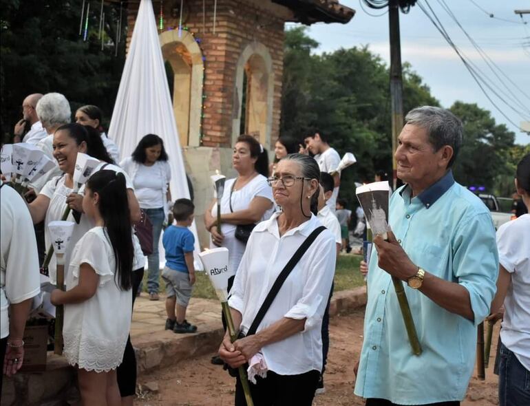 Fieles de varias generaciones acudieron con sus candiles para participar de la procesión.