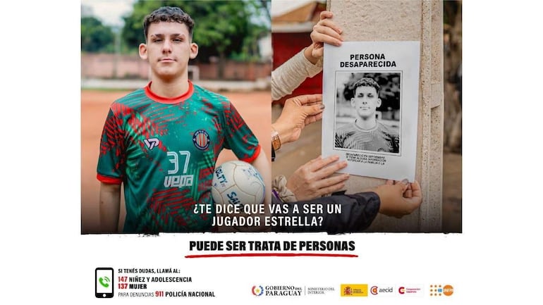 Joven con camiseta verde y roja sostiene una pelota de fútbol, mientras otro muestra un cartel sobre una persona desaparecida.