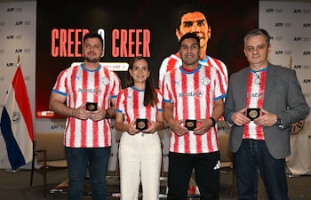 Directivos de Apostala y la APF junto a Salvador Cabañas en el lanzamiento de “Creer o Creer”.