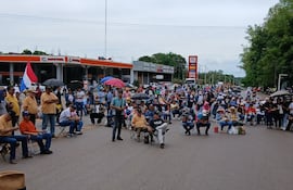 Movilización de docentes y policías jubilados de Guairá.