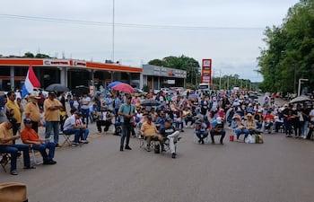 Movilización de docentes y policías jubilados de Guairá.