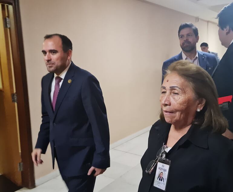 Jorge Bogarín Alfonso (izq.) y Gerardo Bobadilla Frizzola (detrás de él) su candidato a miembro del CM, ayer visitaron la bancada de HC