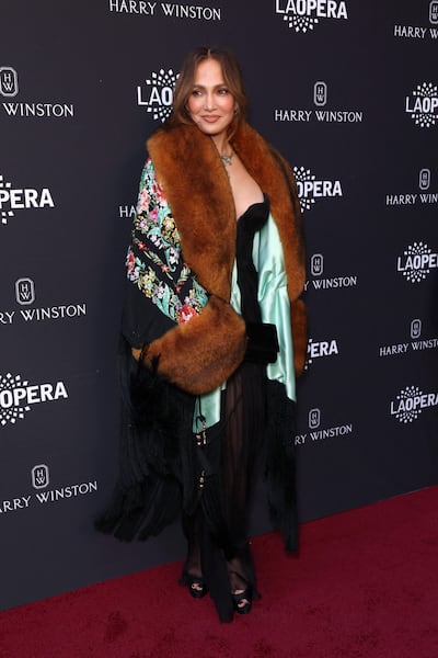 ¡Radiante! Jennifer López en la gala de la noche inaugural de la temporada 2026 de la Ópera de Los Ángeles. (JC Olivera/Getty Images/AFP)