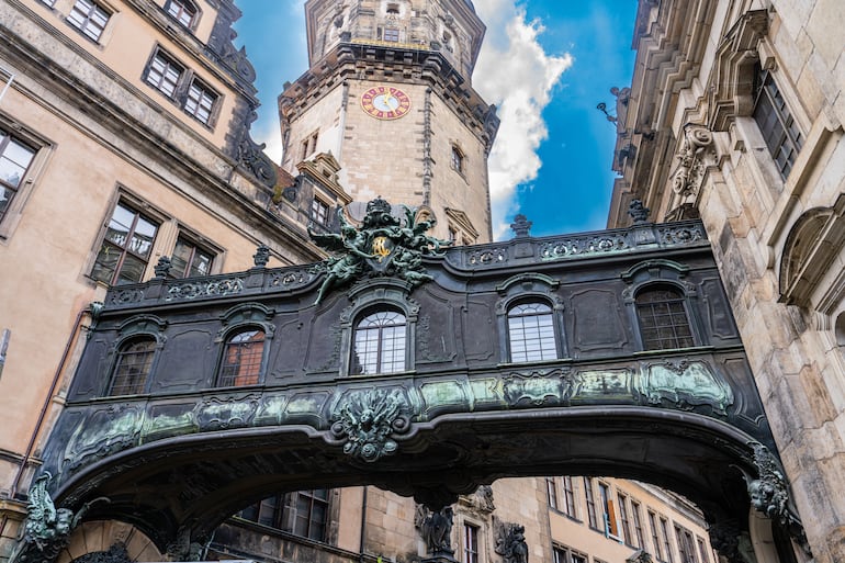 Seufzerbrücke (Puente de los Suspiros) conecta dos edificios en la ciudad de Dresde, Alemania.