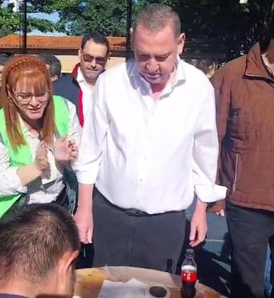 El senador Javier Zacarías Irún fue escrachado al momento de acudir a votar y a su lado se ve a la mujer con chaleco de voto accesible del TSJE haciendo hurras.