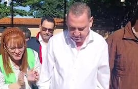 El senador Javier Zacarías Irún fue escrachado al momento de acudir a votar y a su lado se ve a la mujer con chaleco de voto accesible del TSJE haciendo hurras.