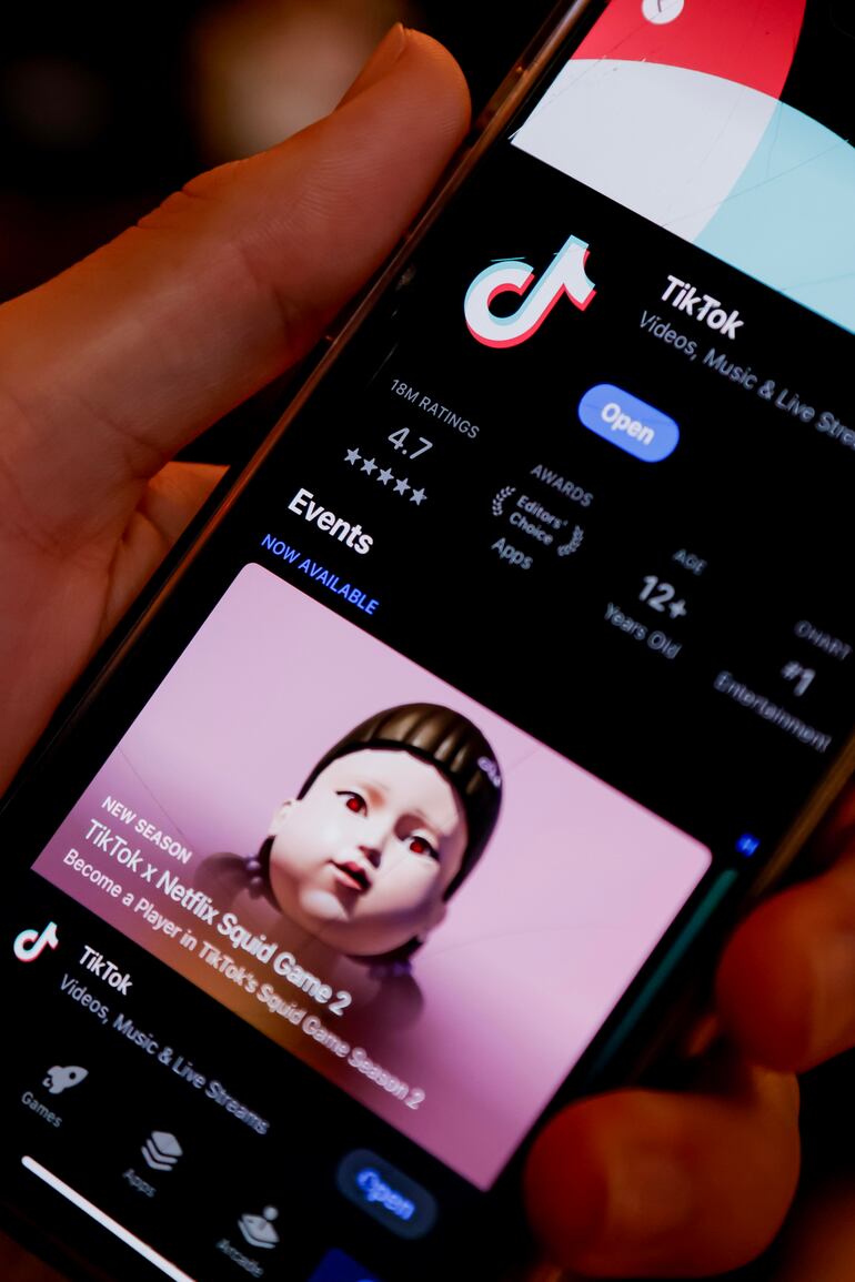 Una de las razones por las que Estados Unidos quería el control de Tiktok es el marco legal chino, en particular la Ley de Inteligencia Nacional de China de 2017. Su artículo 7 establece que todas las organizaciones, empresas y ciudadanos chinos deben cooperar con la inteligencia del país si son requeridos para ello. EFE/EPA/ERIK S. LESSER