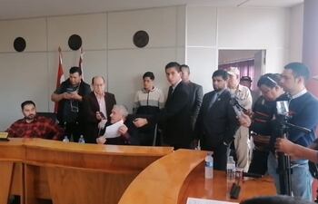 El intendente Nelson Cano (con papel en manos) se presentó en la Junta Municipal para dar explicaciones sobre la falta de pago.