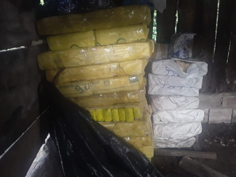 Se encontró una importante cantidad de marihuana prensada oculta en la casa.