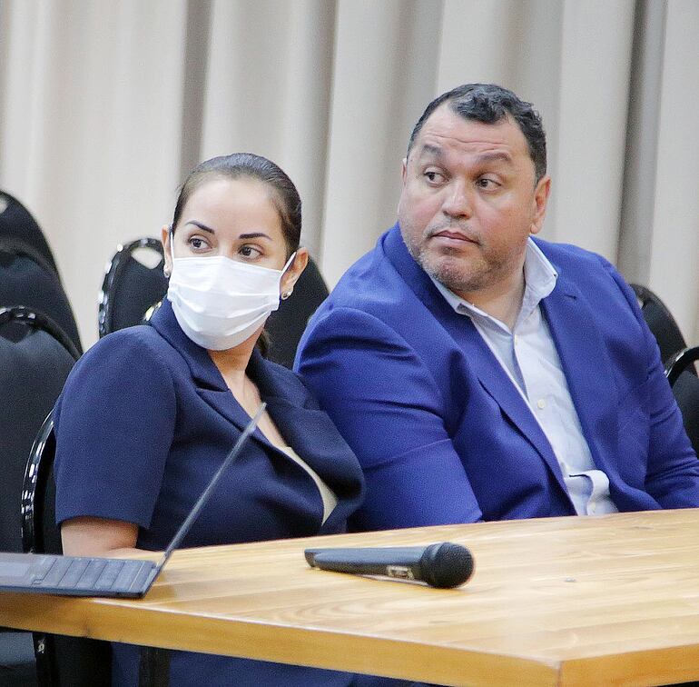 La suspendida jueza de Paz de La Encarnación Analia Cibils y su abogado Andrés Álvarez en ocasión de la audiencia preliminar frustrada en sus inicios, el 11 de noviembre de 2025.