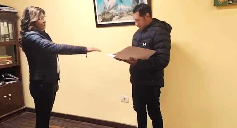 El presidente de la Junta Municipal de San Roque González, Ariel Valdez (PLRA), tomó juramento a la nueva intendenta interina, Irene Aguilera (ANR).