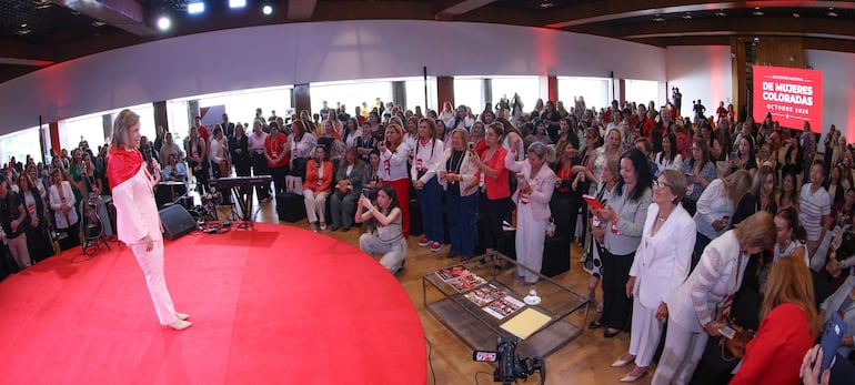 Lilian Samaniego habla al público en un evento de mujeres coloradas.