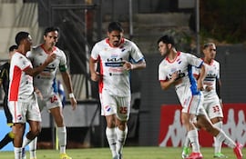 El paraguayo Roque Santa Cruz, futbolista de Nacional. celebra un gol en el partido frente a Recoleta FC por la fecha 18 del torneo Apertura 2026 de la Primera División de Paraguay en el estadio Arsenio Erico, en Asunción, Paraguay.