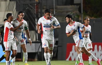 El paraguayo Roque Santa Cruz, futbolista de Nacional. celebra un gol en el partido frente a Recoleta FC por la fecha 18 del torneo Apertura 2026 de la Primera División de Paraguay en el estadio Arsenio Erico, en Asunción, Paraguay.