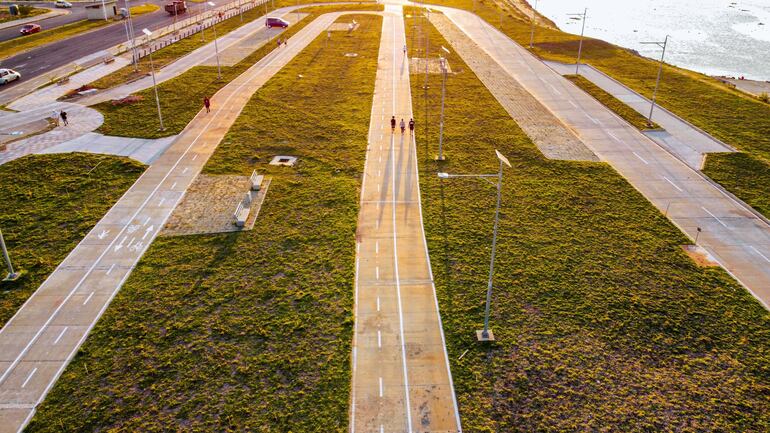 Espacios para caminar que el MOPC destacó como nuevos hitos en Asunción pero fue criticado por la inseguridad en la zona y la falta de árboles para combatir al calor.