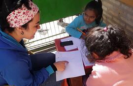 Jóvenes voluntarios apostando a la educación de las niñas y niños buscan una manera diferente para estudiar y de hacer las tareas escolares.