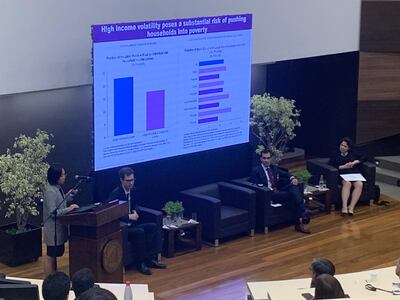 Hyunmin Park, Daniel Wales, Flavien Moreau, y la subdirectora de División del FMI, Anna Ivanova.