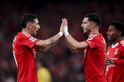 Angel Di María celebra con su compañero del Benfica Zeki Amdouni, autor del primer gol del equipo, asistencia incluida.