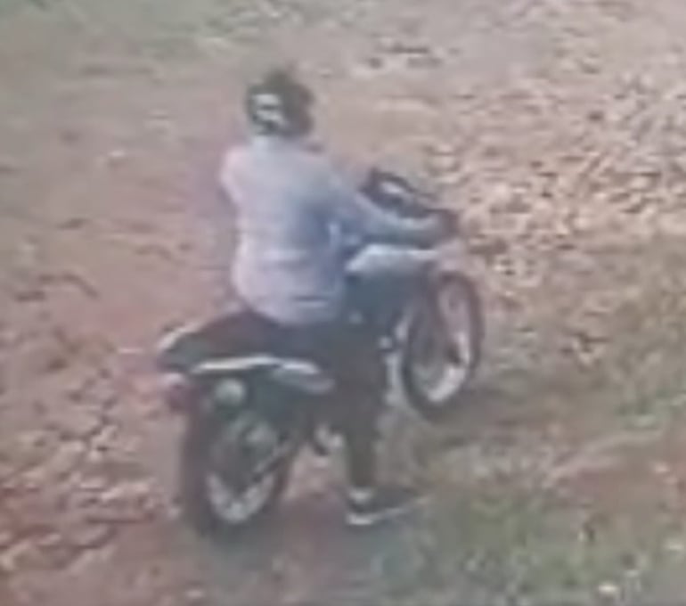 Una de las capturas de circuito cerrado muestra a un hombre sospechoso sobre una motocicleta, instantes antes del asalto.