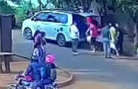 El cuerpo es alzado a un furgón de la funeraria Buen Jesús.