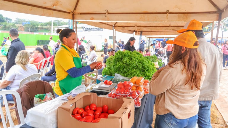 Los feriantes ofrecen una amplia gana de productos para el hogar.