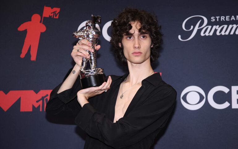 El rapero y cantautor estadounidense Sombr posa con el premio a la Mejor Canción Alternativa por "Back to Friends" en la sala de prensa durante los MTV Video Music Awards en el UBS Arena de Elmont, Nueva York, el 7 de septiembre de 2025.