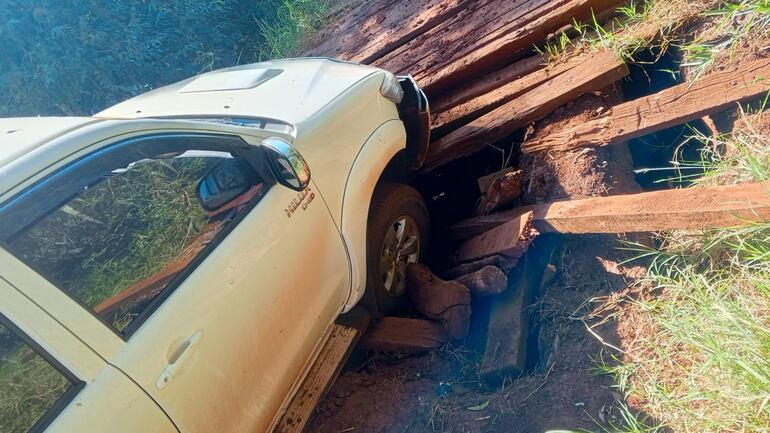 Camioneta cayó en puente de madera de Tomás Romero Pereira.