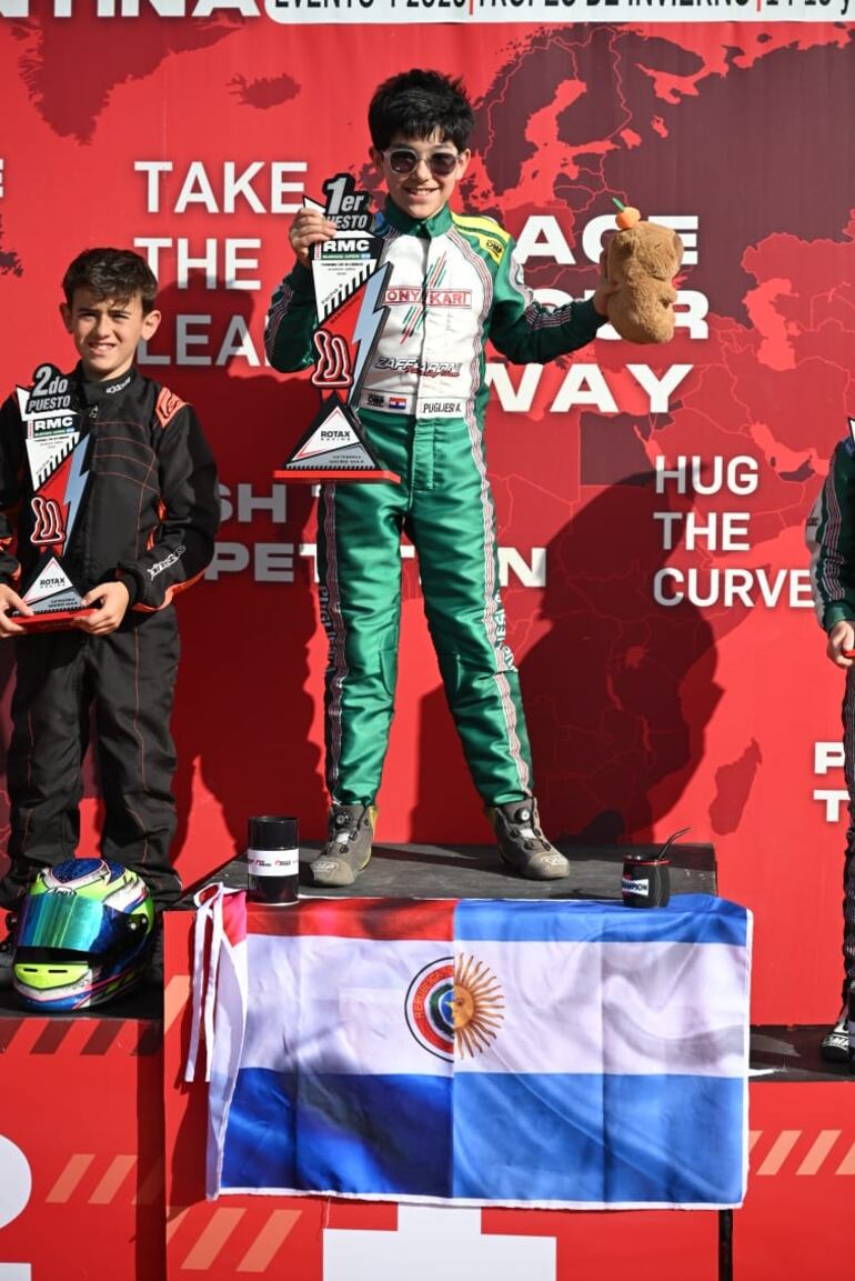 Tony Pugliesi exhibe su trofeo de 1° puesto durante la celebración en el podio.